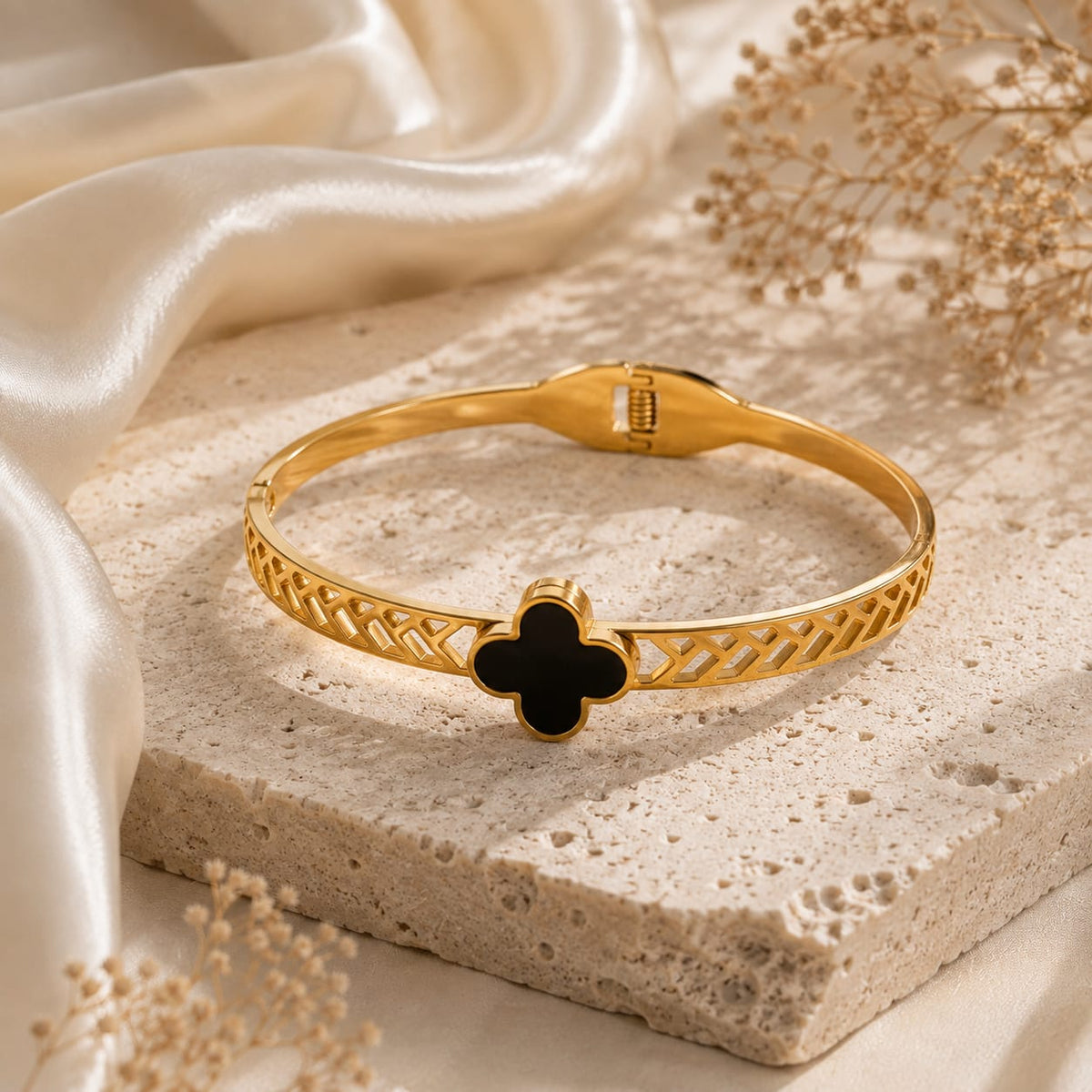 Noir Clover Bracelet